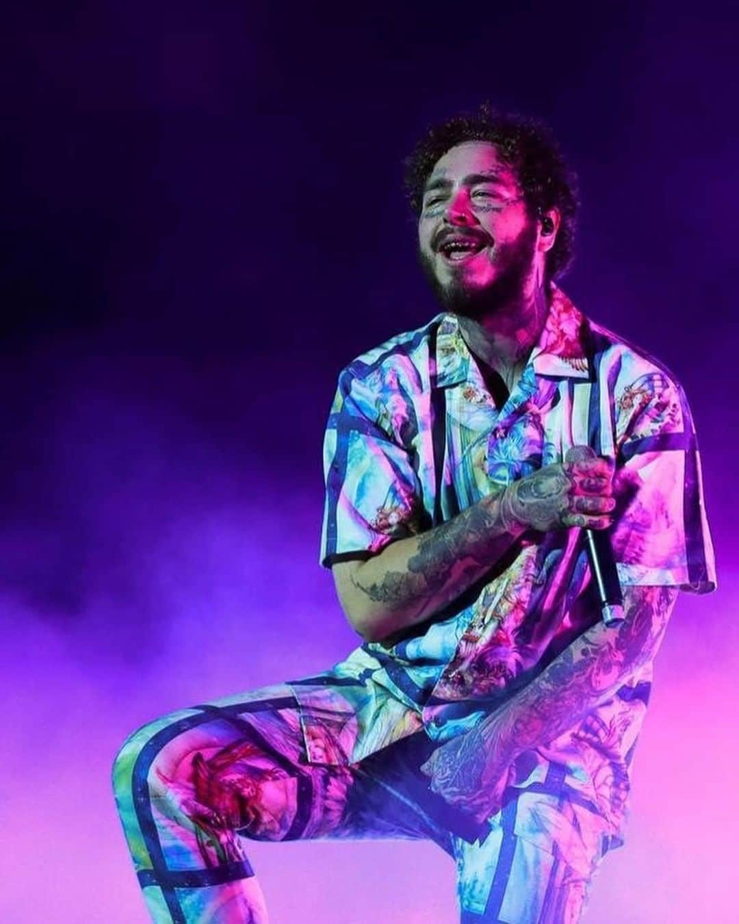 Dazed Magazineさんのインスタグラム写真 - (Dazed MagazineInstagram)「@postmalone is spotlighting young artists with his wild custom tour looks. 👾⁠ ⁠ We spoke to stylist @cathyhahn who joins forces with rising talent around the globe to create unique, one-off pieces for the subversive Texan rapper. ⁠ ⁠ Tap the link in bio to read more 📲⁠ ⁠ 📷 @yasalamae 🔄 #regram @cathyhahn ⁠ Words @emmaedavidson」7月22日 19時00分 - dazed