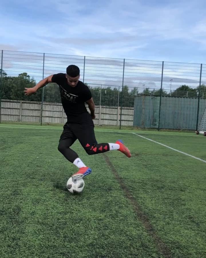 F2Freestylersのインスタグラム：「Warning ⚠️ This new move is a little bit sharp so handle with care 🤪 Tag a mate who should try this one 🔽」