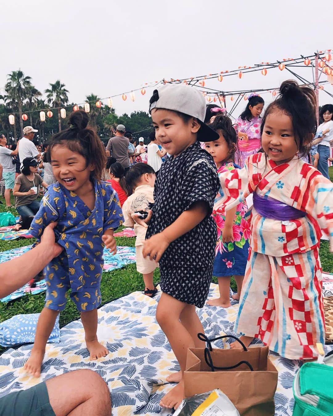 齋藤美波さんのインスタグラム写真 - (齋藤美波Instagram)「🏮🌴👘 子供達の可愛いシリーズ♥️ 久しぶりに会えたお友達に 最初人見知りするのに すぐ意気投合🤣 ・ あー3歳児かわえええ〜♥️ ・ 然くんは お祭りの音に乗って踊ってて 可愛かった🤣 洋楽よりも日本の太鼓音とかの方が 好きなのかな？笑 ・ 1日癒されたわ♥️ ・ ・ …………………………………………………… #辻堂海浜公園#辻堂かいひん盆踊り#盆踊り#辻の盆#辻盆#甚平#浴衣#祭り#夏#友達#子供#3歳児#やんちゃ#幼馴染#女の子#男の子 #matsuri#japanese#dance#beachpark#beach#bigpark#shonan#tsujido#friends#kids#cute#sweet#boys#girls」7月22日 19時08分 - saito373minami