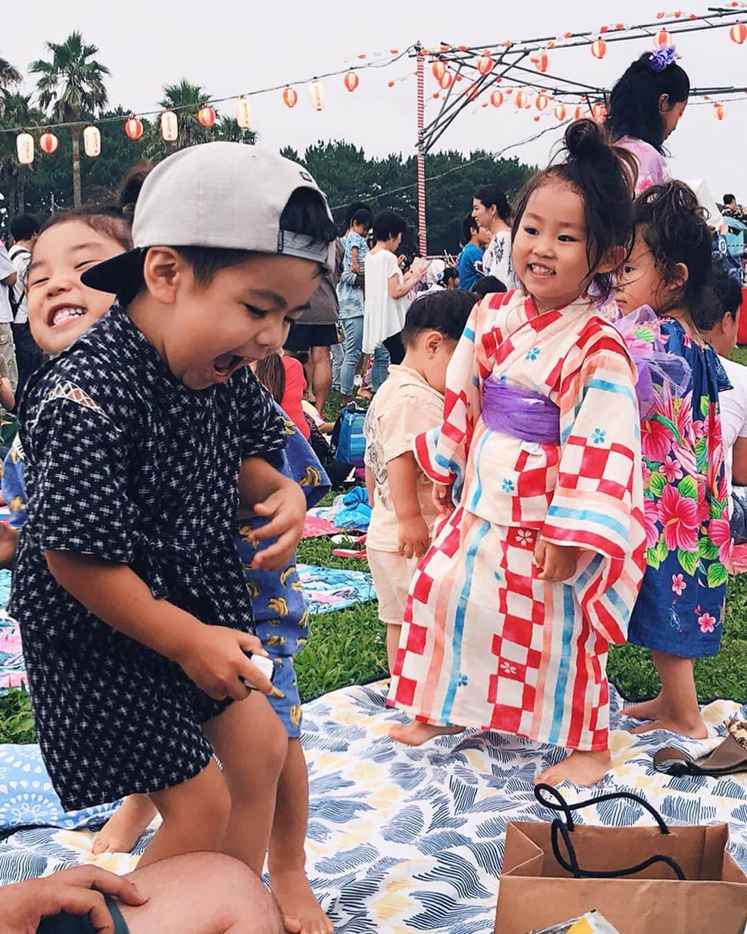 齋藤美波さんのインスタグラム写真 - (齋藤美波Instagram)「🏮🌴👘 子供達の可愛いシリーズ♥️ 久しぶりに会えたお友達に 最初人見知りするのに すぐ意気投合🤣 ・ あー3歳児かわえええ〜♥️ ・ 然くんは お祭りの音に乗って踊ってて 可愛かった🤣 洋楽よりも日本の太鼓音とかの方が 好きなのかな？笑 ・ 1日癒されたわ♥️ ・ ・ …………………………………………………… #辻堂海浜公園#辻堂かいひん盆踊り#盆踊り#辻の盆#辻盆#甚平#浴衣#祭り#夏#友達#子供#3歳児#やんちゃ#幼馴染#女の子#男の子 #matsuri#japanese#dance#beachpark#beach#bigpark#shonan#tsujido#friends#kids#cute#sweet#boys#girls」7月22日 19時08分 - saito373minami