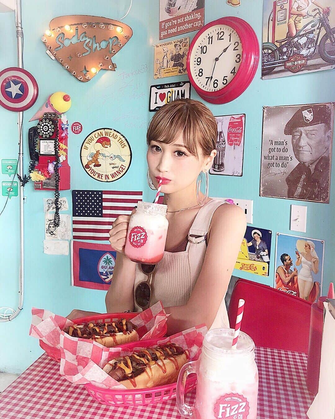 のインスタグラム：「グアムでお気に入りのカフェ 『Fizz & Co. 』 @fizzsodashop 🌈 アメリカンな雰囲気が最高で #ストレンジャーシングス の世界みたいで めちゃくちゃ可愛かった〜😂🍕 . . #ホットドッグ と #ストロベリーサイダー を頼みました🌭 味もアメリカンな感じが効いてて 海上がりの体に染みる美味しさでした😆🏖 . . グアム行った方はぜひ立ち寄ってほしいな💭 . .  #fizzandco #hotdog #guamcafe #guamlunch #guam #trip #guamtrip #guamgourmet #グアム #グアム旅行 #女子旅 #リゾート旅 #グアムランチ  #グアムカフェ #ホットドッグ #グアムグルメ#ビジョビ #ビーチ #海 #プール #あおぞら旅日記」