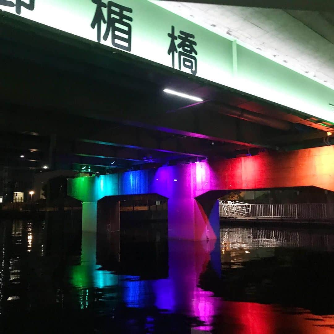 TOKYO WATER TAXIさんのインスタグラム写真 - (TOKYO WATER TAXIInstagram)「品川駅のそばに流れる運河。 御楯橋のライトアップ。 可愛らしいキャンディカラー。 ふわっと優しく色が変化します。  #運河 #夜景 #ライトアップ #東京 #品川 #JR #tokyowatertaxi #watertaxi #虹色 #芝浦 #水路 #アドベンチャー #探検」7月22日 19時26分 - tokyowatertaxi