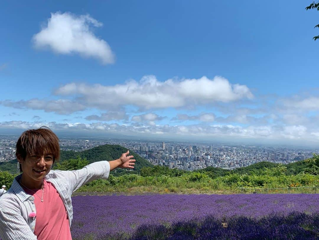 杉浦太陽さんのインスタグラム写真 - (杉浦太陽Instagram)「北海道のラベンダー畑！ ラベンダーの香りと、 札幌の街なみ、 ハチさん(^ ^) #夏の #北海道 #景色最高 #ラベンダーの香り #けど #移動が多くて #腰は痛いw」7月22日 19時27分 - sugiurataiyou_official