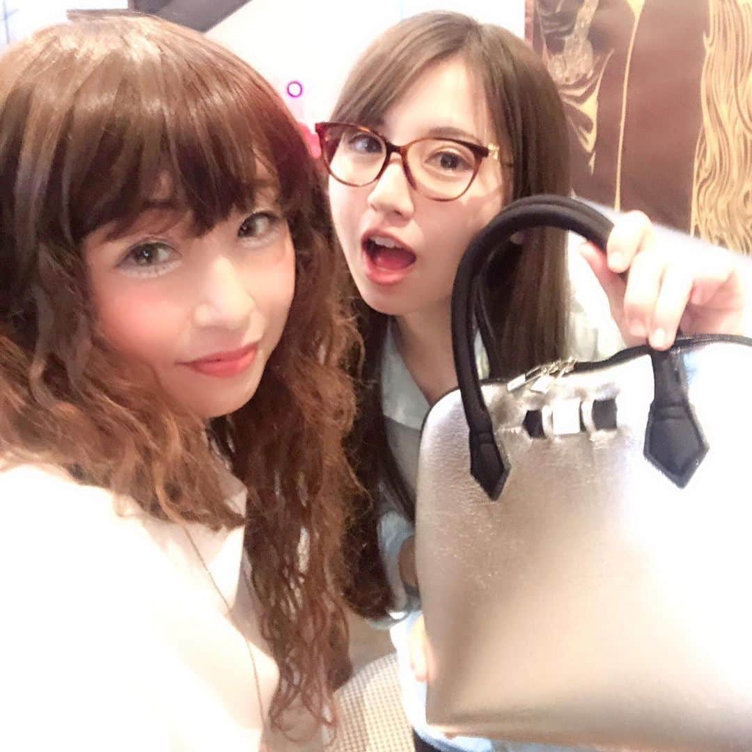 阿部真央のインスタグラム：「今日は仕事終わりに大好きなブルネ紫紀さん（ @vunvino ）とお茶会でした。最高に楽しいひと時。大好き。  ブルネさんの携帯可愛く映りすぎ。 目玉何cmや👀  めっちゃ可愛いシルバーのsave my bag頂いてしまいました！ブルネさんありがとう😭✨いっぱい使います！  #savemybag」