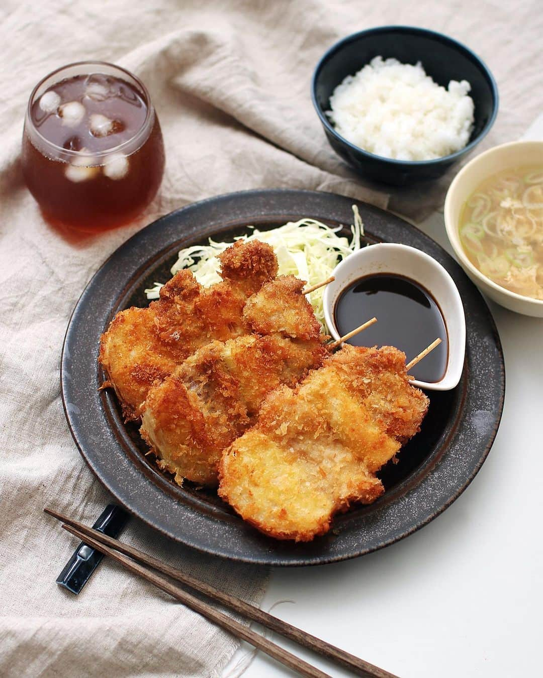 utoshさんのインスタグラム写真 - (utoshInstagram)「【レシピ付】Kushikatsu. とんかつ用のお肉を使って「とん串カツ」！ . とんかつ肉を結局揚げているので、結局味的には一緒かもなんですが、 玉ねぎとネギを間に挟むことによって、野菜の甘さも味わえる素敵な一品に！ ぜひ作ってみてほしいです。 玉ねぎのフライ、ネギのフライ。本当に美味しいです！それだけだとあまり食べる気しないかもですが、お肉と一緒なら食べられます！セットが美味しさの秘訣！ . . 〈レシピ〉 作り方は普通のフライの感じで作っていますよ！ 1、とんかつ用の肉を4等分に切る。玉ねぎ、ねぎもそれぞれ長さを揃えて切る。 2、玉ねぎ・豚・ねぎ・豚の順に串に刺す。 3、小麦粉・卵・パン粉の順に衣をつけて、170°の油で、肉に火が通るまで揚げたら完成。 . . ぜひ作ってみてくださいね！ No local No food. おいしく楽しく！ . . #串カツ #とんかつ #tonkatsu #とりあえず野菜食 . #ellegourmet#lunch#brunch#breakfast#foodporn#instagramjapan#vsco#IGersJP#onthetable#ランチ#おうちカフェ#うちごはん#暮らし#フーディーテーブル #cooking#homemade#おうちごはん#朝ごはん#japanesebreakfast#f52grams」7月22日 19時28分 - utosh