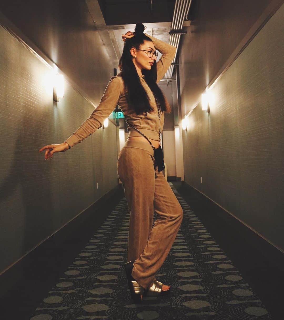 カーミンのインスタグラム：「sweet lil mama in a juicy suit」