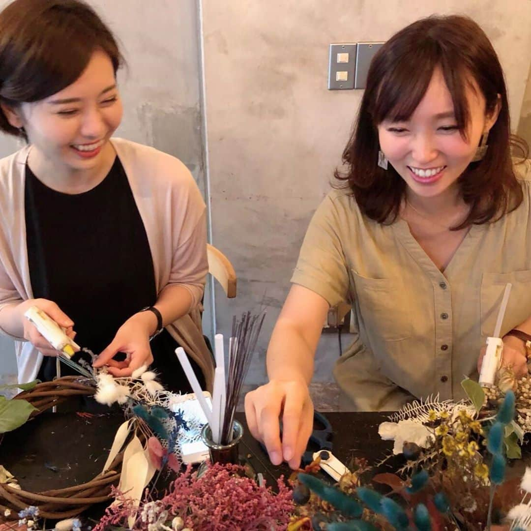 吉木りささんのインスタグラム写真 - (吉木りさInstagram)「@marimariamonday さんのflower lesson💐🌿✨⠀ ⠀ 今回はサマーリースでした🍊🌿✨⠀ ⠀ 大好きなこの時間、あっという間でした〜😭💕✨⠀ ⠀ お気に入りの作品が出来上がりました！！😍💐⠀ ⠀ いつも本当にありがとうございます😊✨🌷⠀ ⠀ #リース #wreathe #flower」7月23日 4時59分 - risayoshiki0727