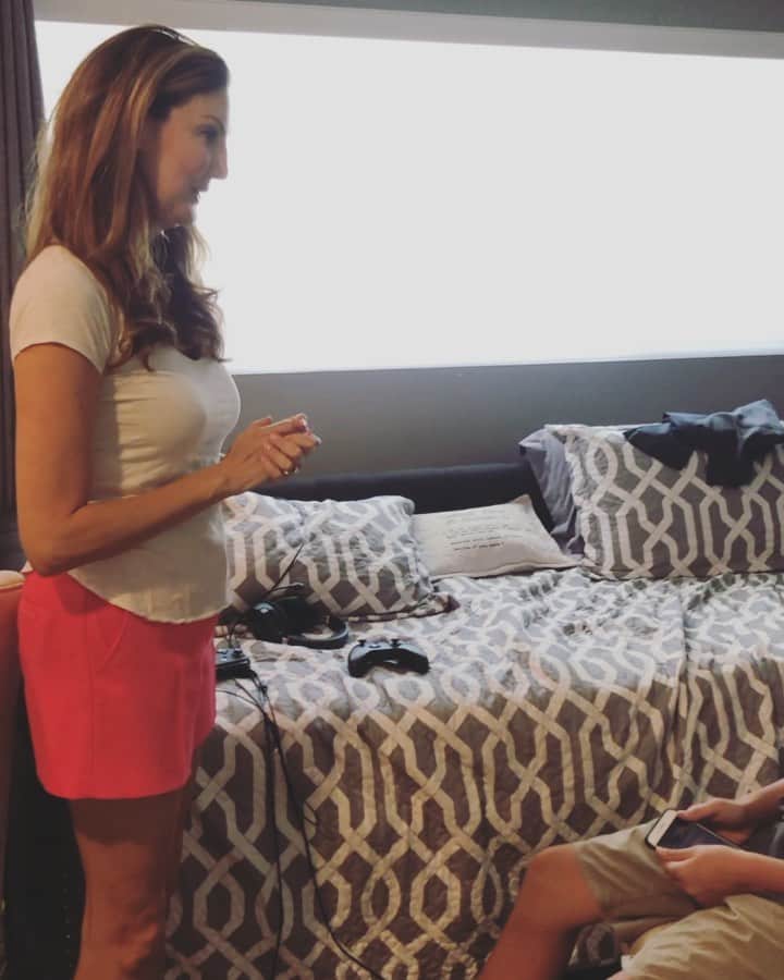 ヘザー・マクドナルドのインスタグラム：「Is my child going to camp or rehab? Anyone else sending their kid to camp that feels like they’re sending them to rehab? Why is that kids don’t want to leave the home anymore?」