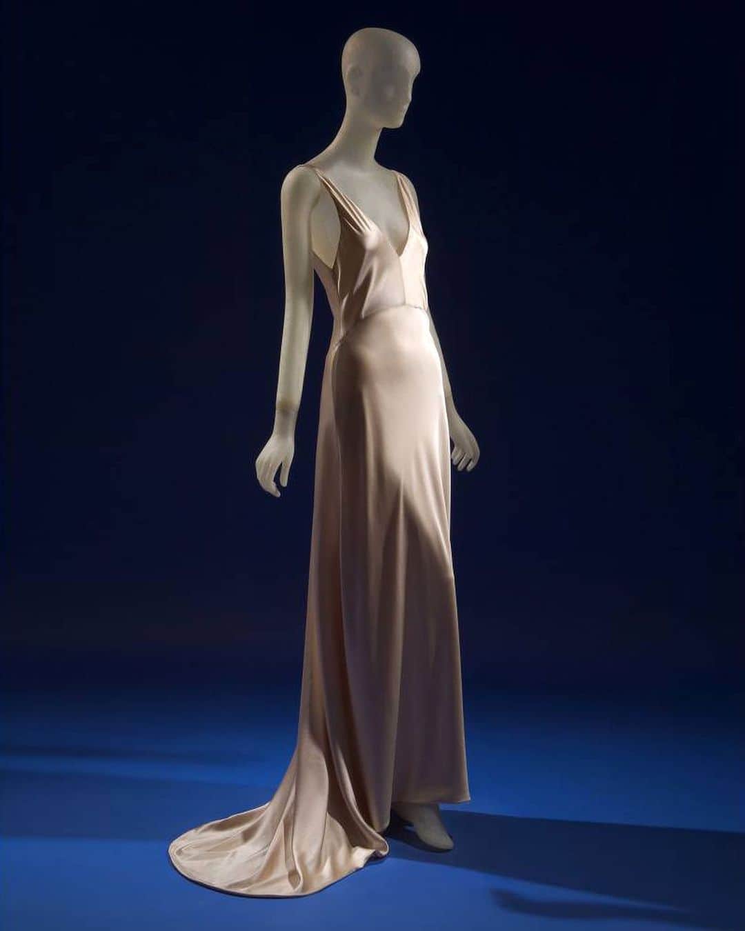 ナルシソロドリゲスさんのインスタグラム写真 - (ナルシソロドリゲスInstagram)「Narciso Rodriguez bias-cut slip dress currently on view at @MuseumatFIT’s ‘Minimalism/Maximalism’ exhibit in New York City. #NARCISO #narcisorodriguez」7月23日 5時12分 - narciso_rodriguez