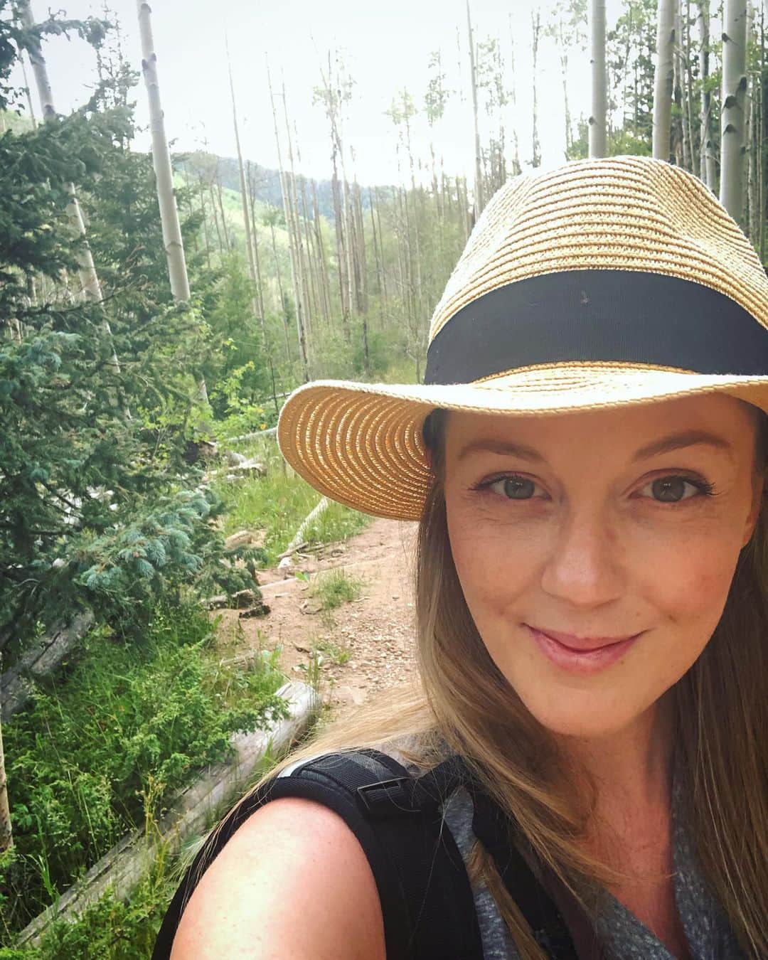 シャーロット・ケイト・フォックスさんのインスタグラム写真 - (シャーロット・ケイト・フォックスInstagram)「@bluejemezretriever とハイキングに行きました!  Went on a little hike with Blue! (@bluejemezretriever )」7月23日 5時13分 - charlottekatefox_official
