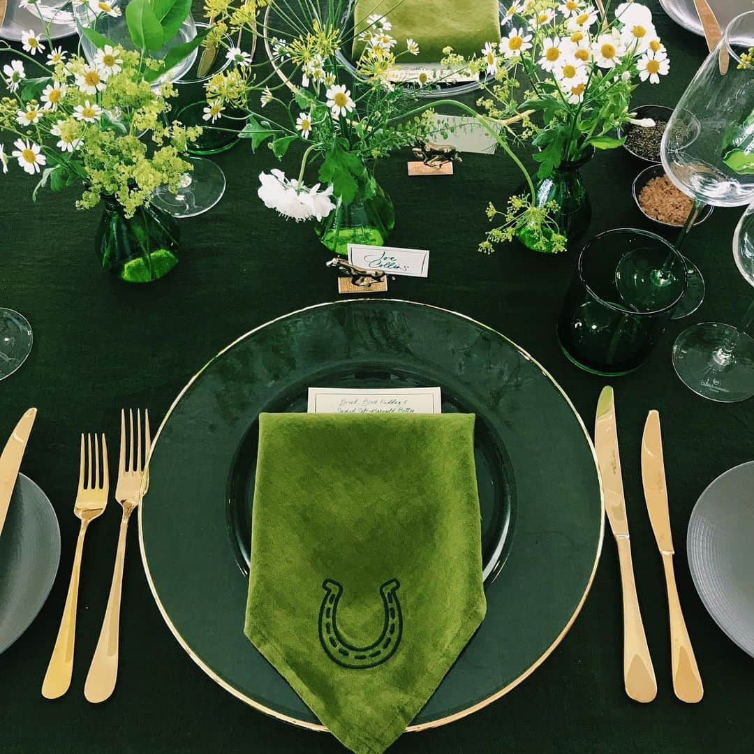 Jessica Garland-Blakeさんのインスタグラム写真 - (Jessica Garland-BlakeInstagram)「@fionaleahydesign’s 50 shades of green for @kerrygoldirl at The Curragh Racecourse last Saturday. Gold horse card holders, horse shoe embroidery and shamrock shaped butter! Amazing dill smell filled the room and a moss wall of dreams came true thanks to @shopthegarden」7月23日 5時22分 - jessicagarlandblake