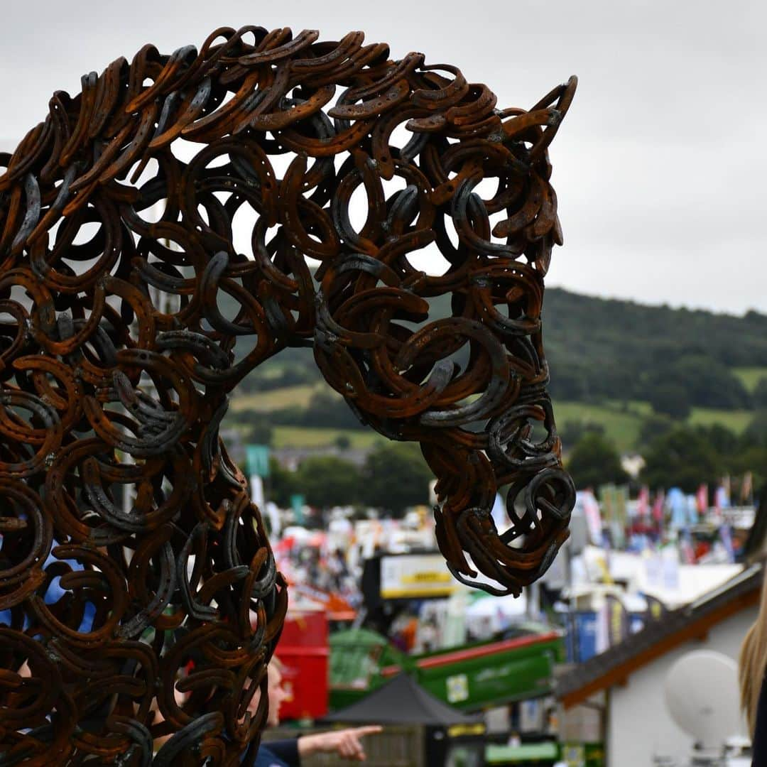 クラレンス邸さんのインスタグラム写真 - (クラレンス邸Instagram)「Today, The Prince of Wales and The Duchess of Cornwall attended the @royal_welsh_show in Llanelwedd, Powys 🏴󠁧󠁢󠁷󠁬󠁳󠁿. Upon arrival, to mark 140 years since the Anglo-Zulu War, TRH watched a military display by members of the Zulu ‘impi’ regiment with King Goodwill and Queen Mpumi, King and Queen of the Zulus.  The Prince met farming leaders and representatives of @countrysidefund, and presented prizes to winning breeders and their sheep and cattle. 🐑🐄 TRH later unveiled the new Welsh Cob Stallion sculpture, which is made of horseshoes from past winning horses, including some donated by Her Majesty The Queen. 🐎 The Duchess visited the floral pavilion and saw a number of horticultural projects from local communities, and met stallholders in the Food Hall, which displays produce that is grown, developed, packaged or produced in Wales. 🌸 #royalwelshshow」7月23日 5時29分 - clarencehouse