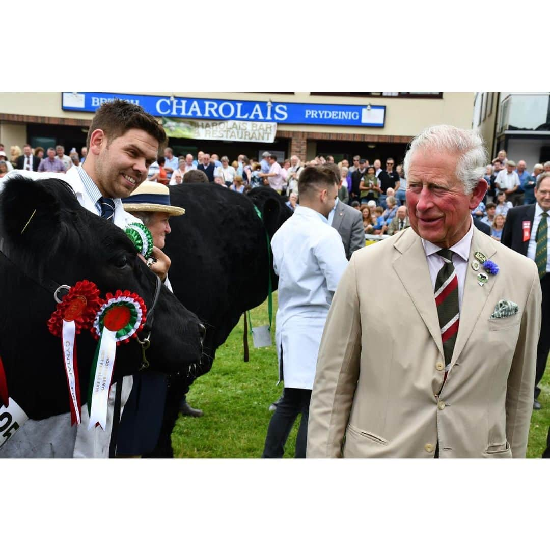 クラレンス邸さんのインスタグラム写真 - (クラレンス邸Instagram)「Today, The Prince of Wales and The Duchess of Cornwall attended the @royal_welsh_show in Llanelwedd, Powys 🏴󠁧󠁢󠁷󠁬󠁳󠁿. Upon arrival, to mark 140 years since the Anglo-Zulu War, TRH watched a military display by members of the Zulu ‘impi’ regiment with King Goodwill and Queen Mpumi, King and Queen of the Zulus.  The Prince met farming leaders and representatives of @countrysidefund, and presented prizes to winning breeders and their sheep and cattle. 🐑🐄 TRH later unveiled the new Welsh Cob Stallion sculpture, which is made of horseshoes from past winning horses, including some donated by Her Majesty The Queen. 🐎 The Duchess visited the floral pavilion and saw a number of horticultural projects from local communities, and met stallholders in the Food Hall, which displays produce that is grown, developed, packaged or produced in Wales. 🌸 #royalwelshshow」7月23日 5時29分 - clarencehouse