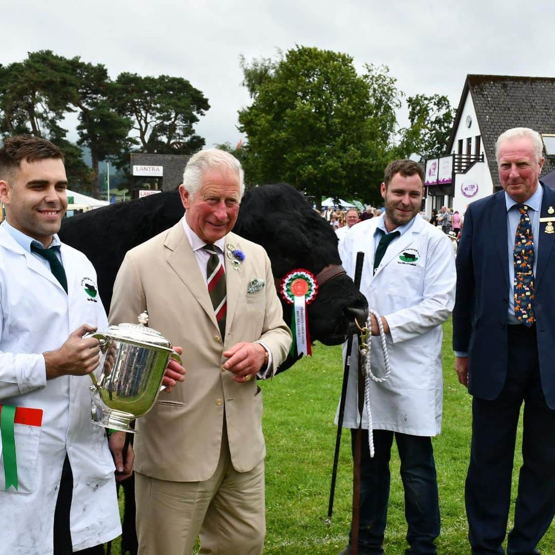 クラレンス邸さんのインスタグラム写真 - (クラレンス邸Instagram)「Today, The Prince of Wales and The Duchess of Cornwall attended the @royal_welsh_show in Llanelwedd, Powys 🏴󠁧󠁢󠁷󠁬󠁳󠁿. Upon arrival, to mark 140 years since the Anglo-Zulu War, TRH watched a military display by members of the Zulu ‘impi’ regiment with King Goodwill and Queen Mpumi, King and Queen of the Zulus.  The Prince met farming leaders and representatives of @countrysidefund, and presented prizes to winning breeders and their sheep and cattle. 🐑🐄 TRH later unveiled the new Welsh Cob Stallion sculpture, which is made of horseshoes from past winning horses, including some donated by Her Majesty The Queen. 🐎 The Duchess visited the floral pavilion and saw a number of horticultural projects from local communities, and met stallholders in the Food Hall, which displays produce that is grown, developed, packaged or produced in Wales. 🌸 #royalwelshshow」7月23日 5時29分 - clarencehouse