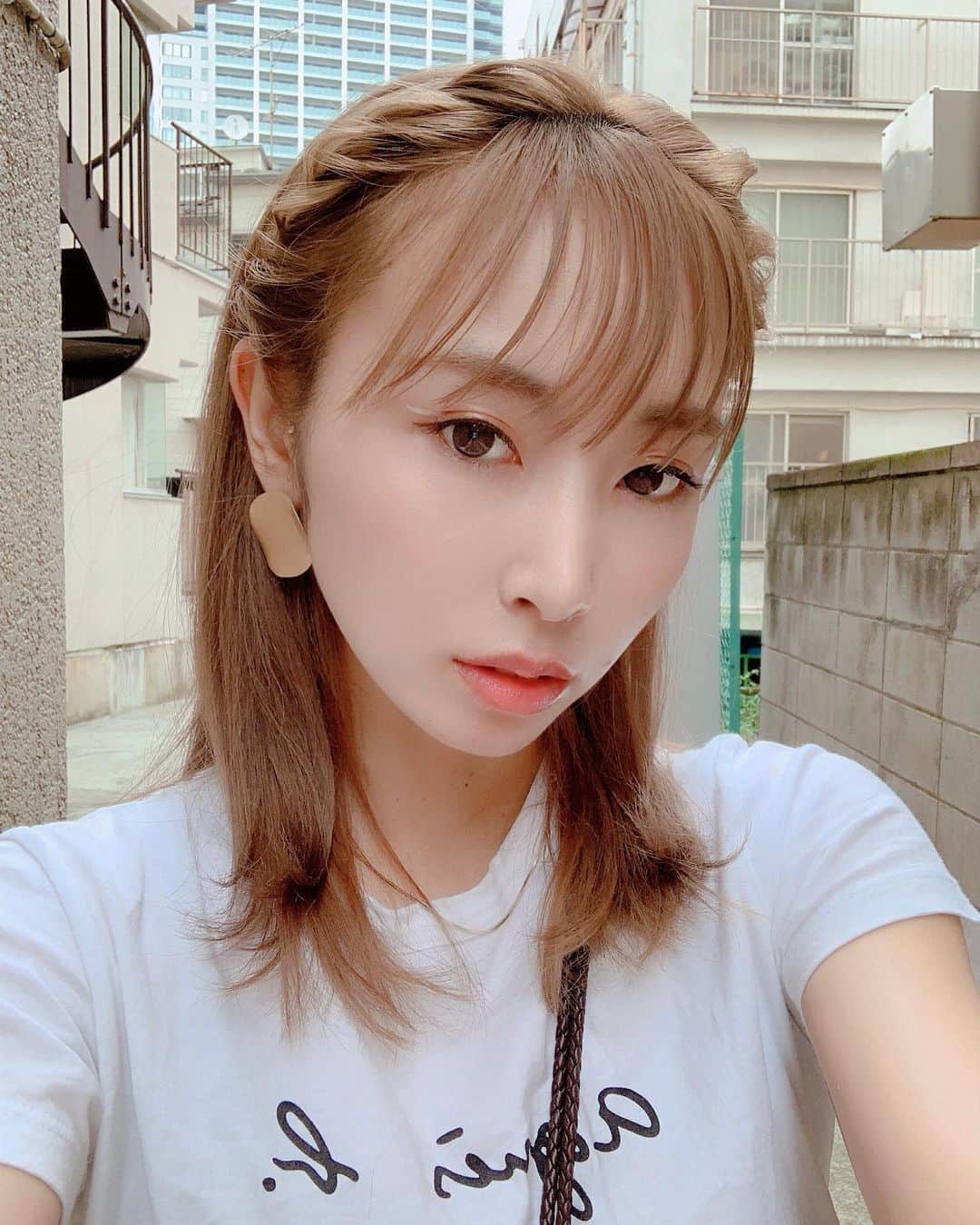 のインスタグラム：「白ラインハマった✌️✨ さすがにプライベートでしか使えないけど😶笑 . #白ライナー #uzu #アイライン」