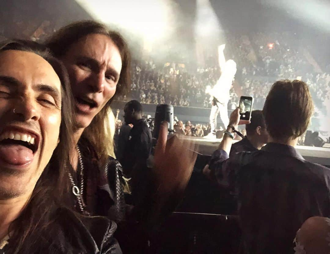 ブライアン・メイさんのインスタグラム写真 - (ブライアン・メイInstagram)「This picture is going to keep me smiling warmly for a long time to come !! These two American giants of Rock Guitar getting excited about a spindly kid from Feltham, England, means the world to me. Love you guys !!! @stevevaihimself  @nunobettencourtofficial @theforum 2nd night @officialqueenmusic #brianmay !!! — Bri」7月23日 5時31分 - brianmayforreal