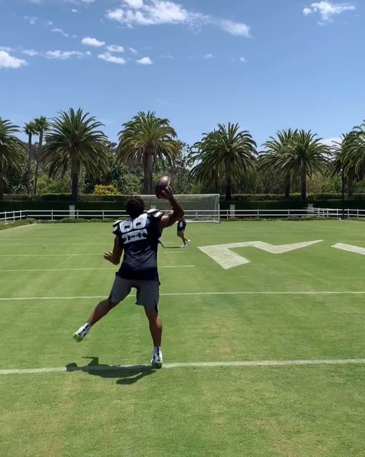 ラッセル・ウィルソンのインスタグラム：「Countdown....🏈🏈🏈 Trainer: @deckerdavis_fit  QB Coach: @jtheaps9  Song... one of my favs! @KarolG & @anuel_2blea “Secreto”」