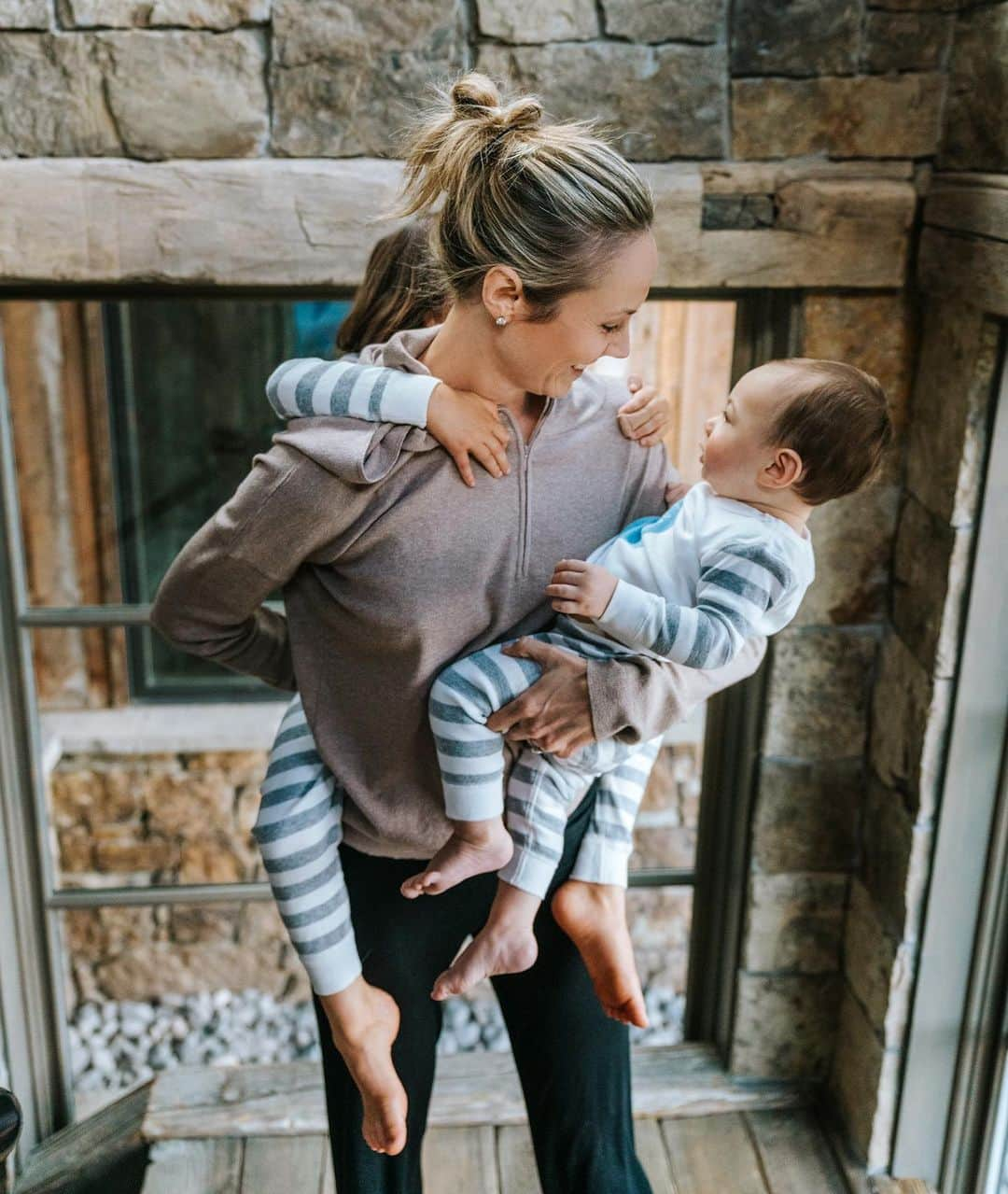 ステイシー・キーブラーさんのインスタグラム写真 - (ステイシー・キーブラーInstagram)「Does carrying these two up the stairs count as my workout? ⁣ ⁣ #momlove #motherhood #grateful #growingboy #growinggirl #jacksonhole #parenting ⁣⁣」7月23日 5時41分 - stacykeibler