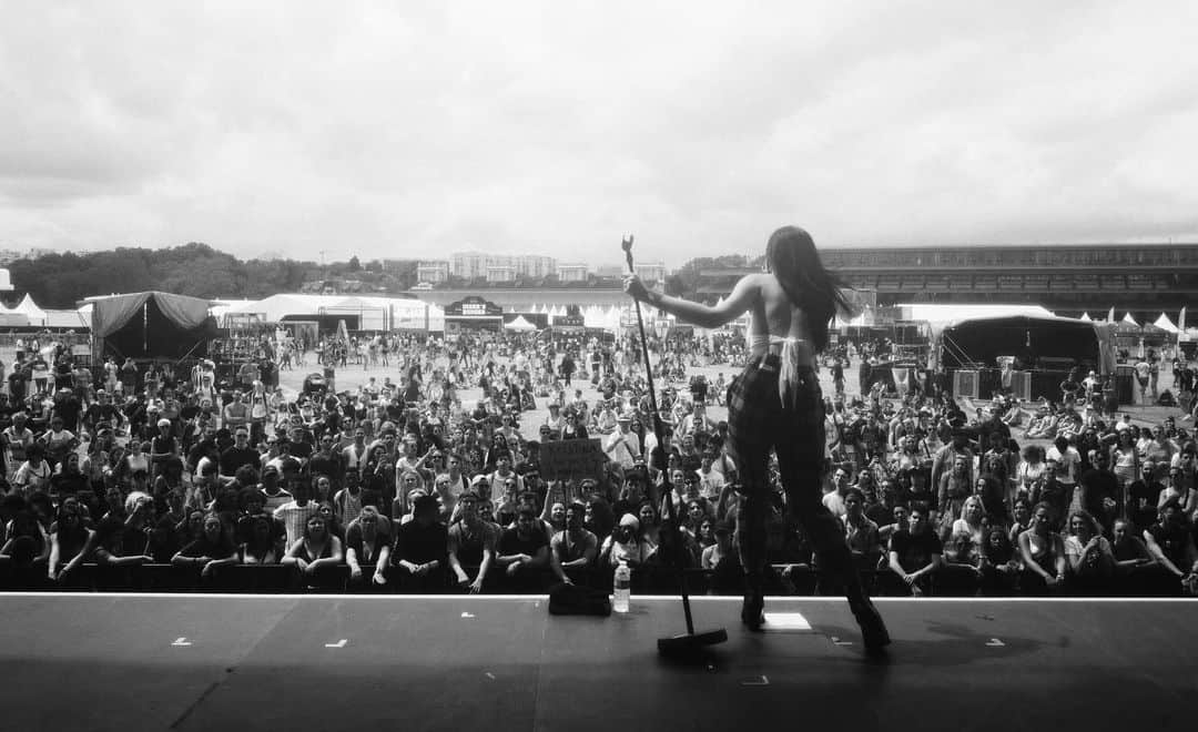 クリスティナ・バザンのインスタグラム：「🖤🌞 Photography @elisaparron @lollapaloozafr / Styling thanks to @viviennewestwood @claustrophobiae ✨」