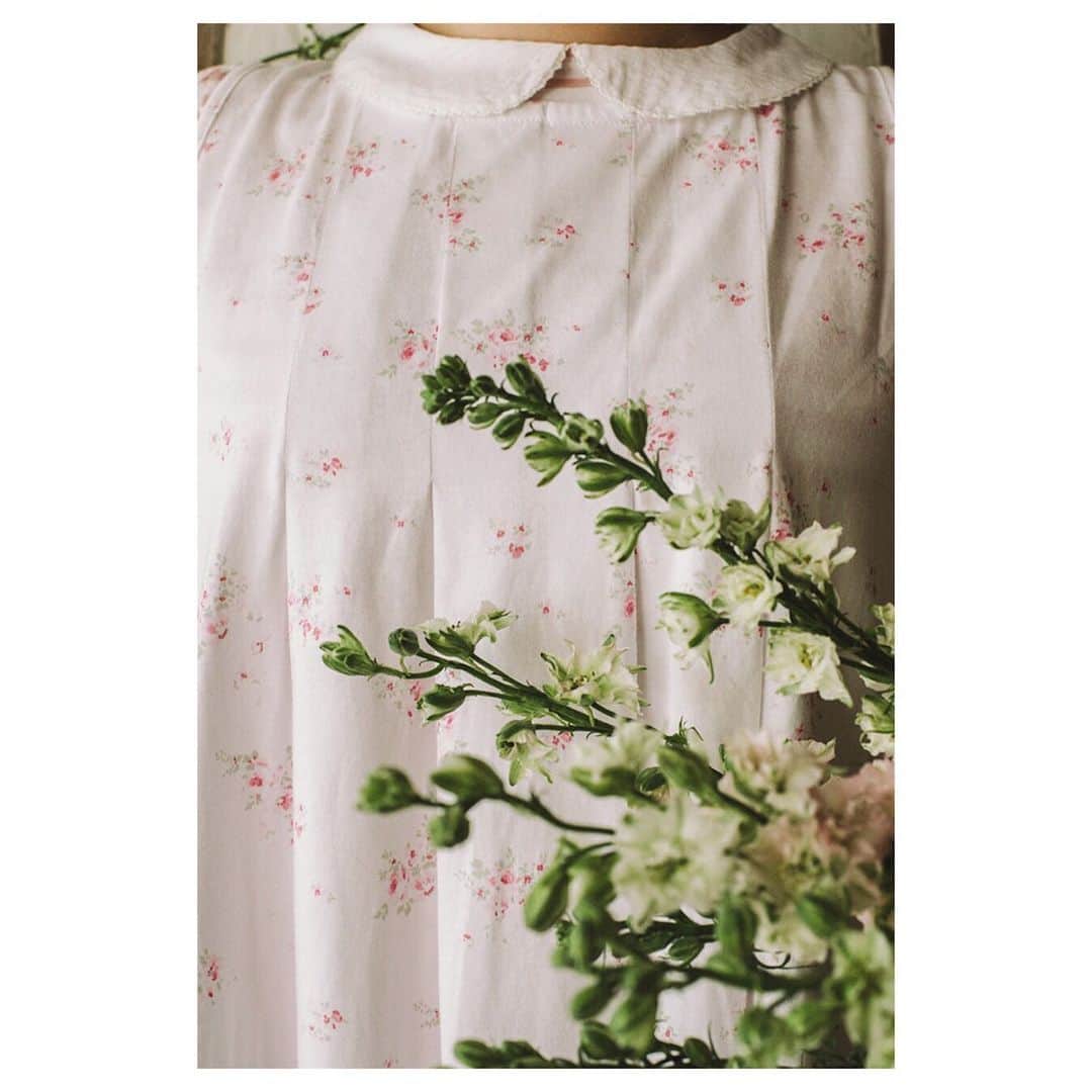 キャベジズ&ローゼズのインスタグラム：「Pleasing in pleats ❤ The Rosemary Smock in the dainty Rosabelle print by @officialshabbychic is a sweet organic cotton top that is perfect for hot summer days 😎 She is great on her own and we also like to layer her with the Long Sleeve T-shirt in organic white jersey 👉Swipe To See More👈 #organiccotton #organiccottonclothing #organicjersey #consciousfashion #pleats #shabbystyle #floraltop #britishfashion #cabbagesandroses #cabbagesandrosesfashion @christina_strutt @cabbagesandroses_shop 👆Link In Bio👆」