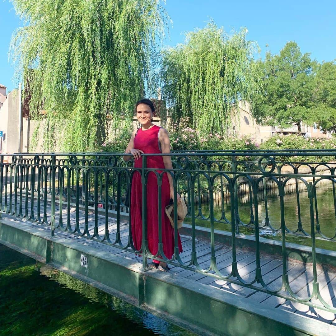 瀬間友里加のインスタグラム：「L’Isle-sur-Sorgue & Gorde 🛤 アヴィニョンからレンタカーをしてプロバンスの小さな街へ💕ラベンダー畑がメインだったけど猛暑のためか見れず😨それでも街並みが綺麗だしプロバンス雑貨いっぱいあるしウキウキ✨映画「プロバンスの贈り物」撮影場所のゴルドにも行けて大満足😎#時差ボケで早起き #プロバンス #真夏日 #ハネムーン #プロバンス旅行 #ヨーロッパ初運転」