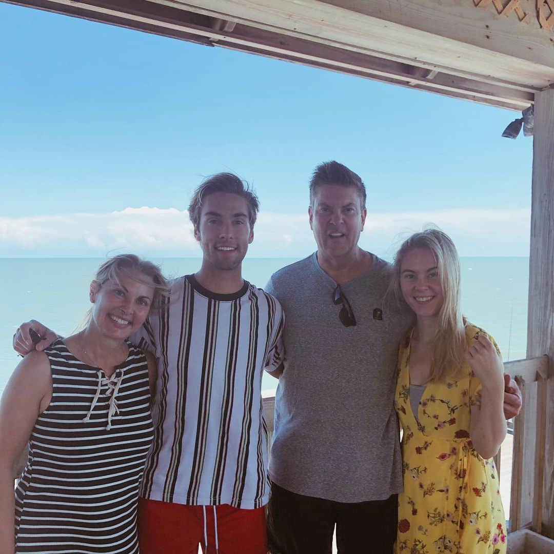 オースティン・ノースのインスタグラム：「Fam came to visit me <3」