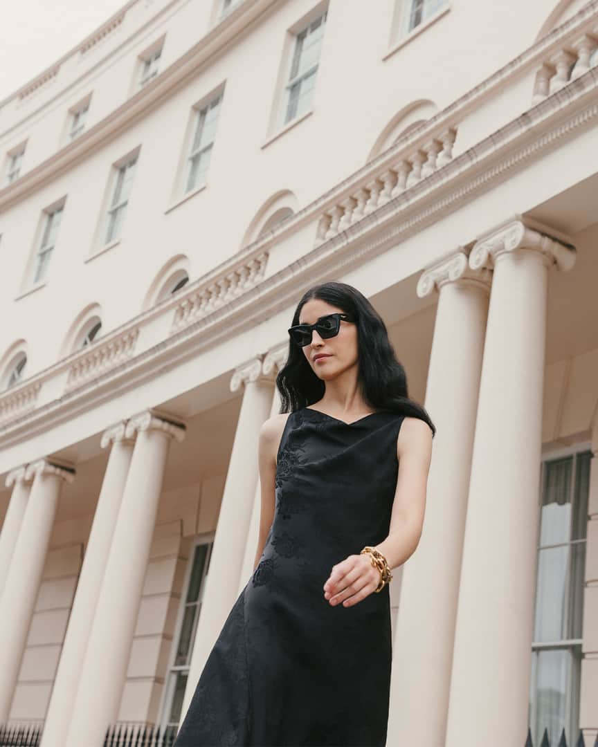 サルヴァトーレ・フェラガモさんのインスタグラム写真 - (サルヴァトーレ・フェラガモInstagram)「Caroline is effortlessly elegant in a black jacquard peonie silk dress paired with a chunky gold #gancini bracelet from the #FerragamoPF19 collection #FollowVara」7月23日 6時00分 - ferragamo