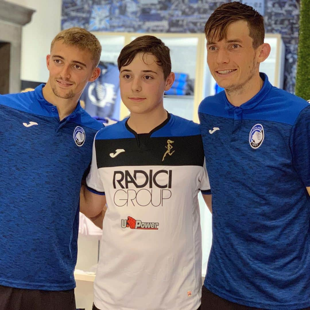 アタランタBCさんのインスタグラム写真 - (アタランタBCInstagram)「Tantissimi i tifosi nerazzurri accorsi all’Atalanta Store di #Clusone per incontrare @timothycastagne e @martenderoon15 🤩 - A lot of Atalantini came to the Atalanta Store to meet Timothy #Castagne and Marten #DeRoon 🙂 - #AtalantaLife 🖤💙 #AtalantaStore」7月23日 6時10分 - atalantabc