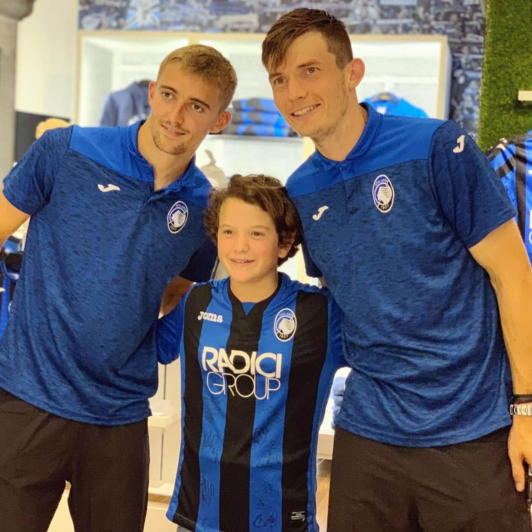 アタランタBCさんのインスタグラム写真 - (アタランタBCInstagram)「Tantissimi i tifosi nerazzurri accorsi all’Atalanta Store di #Clusone per incontrare @timothycastagne e @martenderoon15 🤩 - A lot of Atalantini came to the Atalanta Store to meet Timothy #Castagne and Marten #DeRoon 🙂 - #AtalantaLife 🖤💙 #AtalantaStore」7月23日 6時10分 - atalantabc