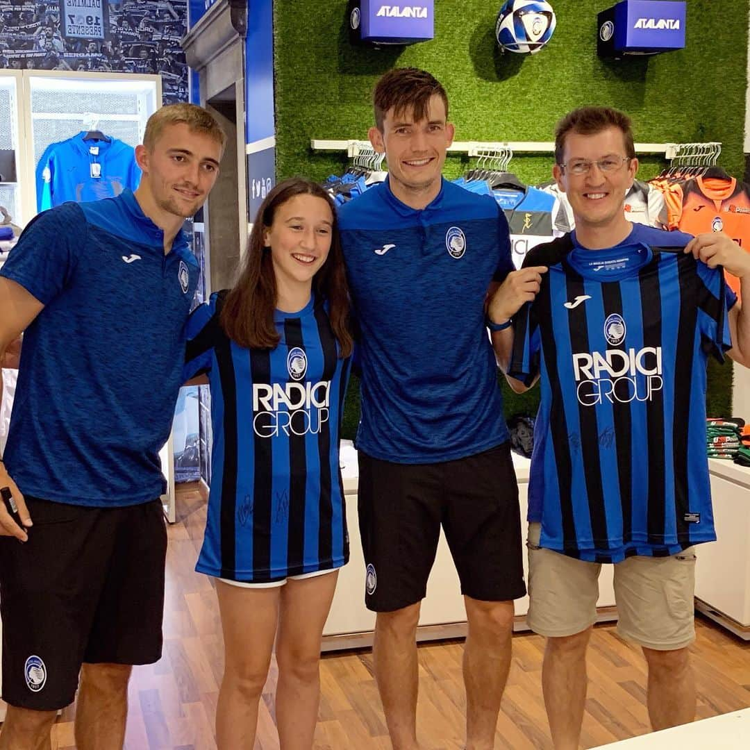 アタランタBCさんのインスタグラム写真 - (アタランタBCInstagram)「Tantissimi i tifosi nerazzurri accorsi all’Atalanta Store di #Clusone per incontrare @timothycastagne e @martenderoon15 🤩 - A lot of Atalantini came to the Atalanta Store to meet Timothy #Castagne and Marten #DeRoon 🙂 - #AtalantaLife 🖤💙 #AtalantaStore」7月23日 6時10分 - atalantabc