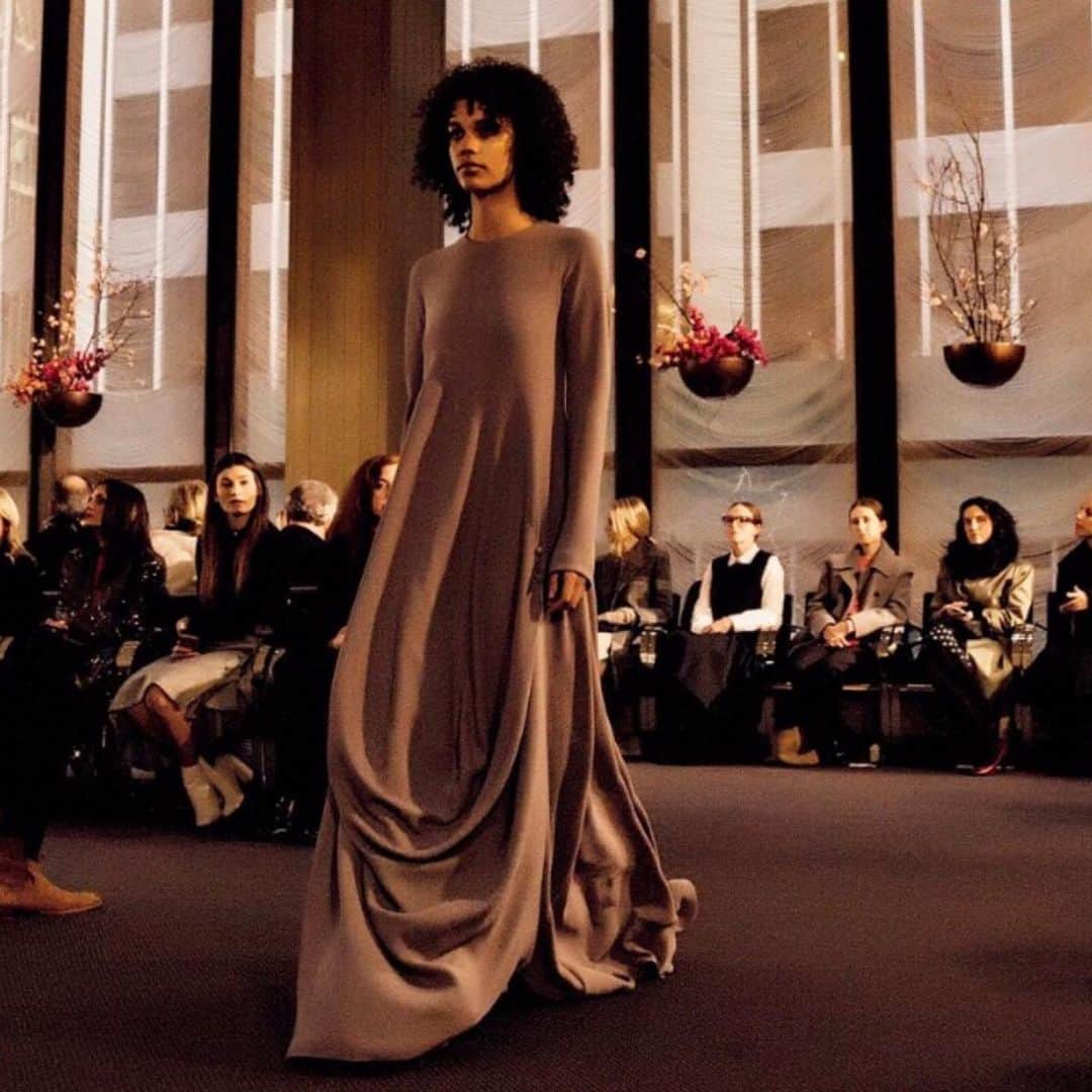 デレク ラムのインスタグラム：「Derek Lam Collection final season will be Prefall 2019. Final portfolio: I never considered myself an evening wear designer, but I did end most of the shows with a few simple and easy evening looks. I always admire a woman who is absolutely confident in the way she looks at night. For me, that means looking as at ease and relaxed as wearing a tee shirt. What better way to end a glamorous night than by strolling on a beach with your date? It was a dream.」
