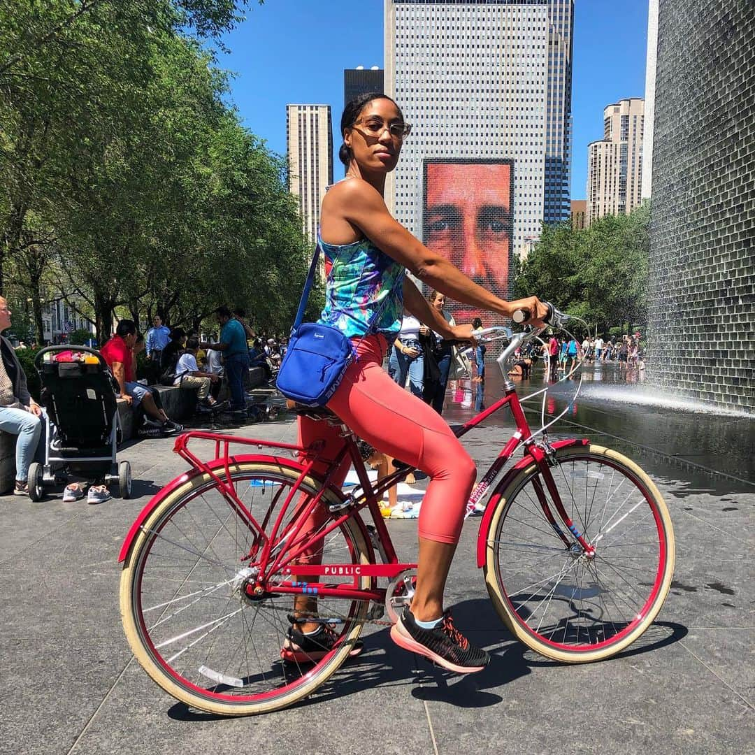 クィーン・ハリソンさんのインスタグラム写真 - (クィーン・ハリソンInstagram)「Pull up on me.. 🚴🏽‍♀️ I biked Lake Shore drive and Millennium Park, saw “the Bean” and ate at @wildberrypancakesandcafe 😋 What’s next Chicago!? #chicago 🧡」7月23日 6時16分 - goqueengo