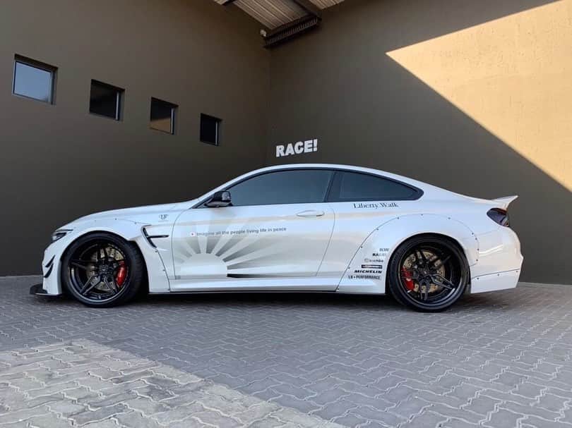 CarsWithoutLimitsさんのインスタグラム写真 - (CarsWithoutLimitsInstagram)「Liberty Walk BMW M4 by @race1_ ...... Original LBW wide body kit , carbon splitter , carbon sills & diffuser . VOSSEN 3 piece wheel set , KW coil overs with hydraulic lift. Expertly and entirely built an painted in house by RACE!®️」7月23日 6時17分 - carswithoutlimits