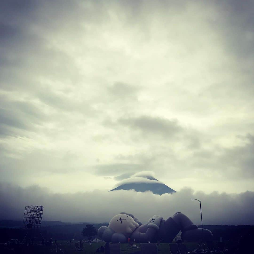 野波麻帆さんのインスタグラム写真 - (野波麻帆Instagram)「Kaws with Mt.fuji.」7月22日 21時26分 - mahononami