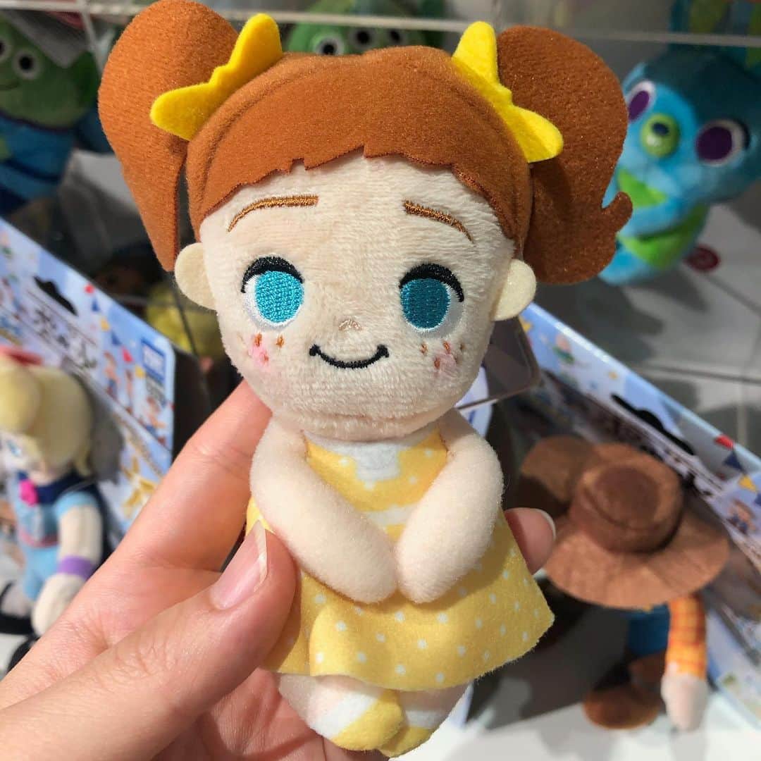 馬渕史香のインスタグラム：「愛おしすぎるぅ〜 けど、泣く泣くがまん😭  #トイストーリー #トイストーリー4  #ダッキー&バニー  #ダッキー #バニー #ギャビーギャビー #ギャビー #Disney  #ディズニー  #ディズニー映画 #pixar」
