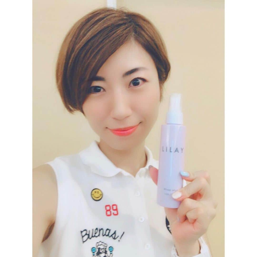 のインスタグラム：「@lilay0510 の お肌と髪の両方に使えるラップミスト😌 保湿とUV効果があるので、ゴルフの時にピッタリ⛳️✨ * ラベンダーの匂いがするので、仕事中のリフレッシュにお顔にプシュっとしたり、色んな場面で使えそう👍💓 職場で付けたら隣の席の女子にいい匂いって褒められた😘 同性に褒められると嬉しい😆 * #どアップ過ぎた #上げ直し失礼します🙏💦 #lilay #保湿 #UVケア #スキンケア #ゴルフ女子」