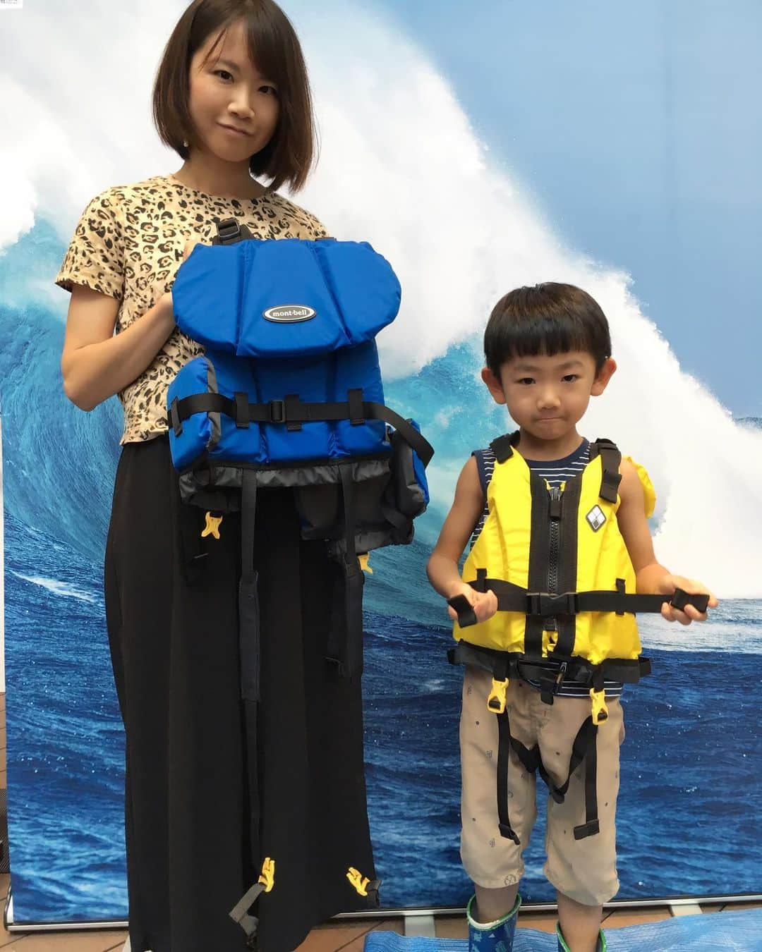 葵さんのインスタグラム写真 - (葵Instagram)「本日はららぽーと豊洲で開催されました、 日本財団 海と日本プロジェクトのイベントへご招待いただき息子と行ってきました♪ 「ライフジャケット着用など、安全に過ごす知識を持って、海へ遊びに行くこと」を強く訴え、大人世代が抱く海への意識を変えるイベントでした。  トークゲストは、ホンマでっか!?TVでもおなじみの澤口先生のトークショーやミニワークショップなどありました。  いただきました「そなえ10」というパンフレットには、ハッシュタグ付きのそなえアクションが載っています。 例えば、知識のそなえとして「ライフセーバーのいる海に行こう」に#ライフセーバーのいる海　というタグが載っています。 私もハワイの海で溺れかけたことがあるので、息子の海遊びは特に気をつけています。 まずは海選びからも重要です。  こちらのライフジャケットは、モンベル様のものです。軽くて簡単に着ることができるので、 きちんとこちらを身につけて海に行こうと思います♪  #海のそなえ#海と日本プロジェクト #そなえて海に行こう#ライフジャケット#海#事故防止#モンベル#ららぽーと豊洲#海遊び」7月22日 21時30分 - dolphin_coconut