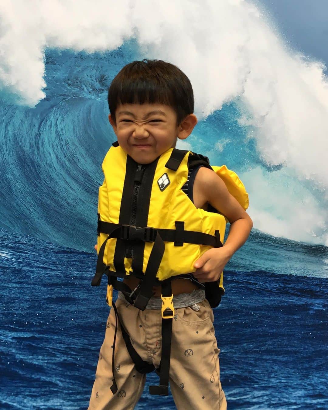 葵さんのインスタグラム写真 - (葵Instagram)「本日はららぽーと豊洲で開催されました、 日本財団 海と日本プロジェクトのイベントへご招待いただき息子と行ってきました♪ 「ライフジャケット着用など、安全に過ごす知識を持って、海へ遊びに行くこと」を強く訴え、大人世代が抱く海への意識を変えるイベントでした。  トークゲストは、ホンマでっか!?TVでもおなじみの澤口先生のトークショーやミニワークショップなどありました。  いただきました「そなえ10」というパンフレットには、ハッシュタグ付きのそなえアクションが載っています。 例えば、知識のそなえとして「ライフセーバーのいる海に行こう」に#ライフセーバーのいる海　というタグが載っています。 私もハワイの海で溺れかけたことがあるので、息子の海遊びは特に気をつけています。 まずは海選びからも重要です。  こちらのライフジャケットは、モンベル様のものです。軽くて簡単に着ることができるので、 きちんとこちらを身につけて海に行こうと思います♪  #海のそなえ#海と日本プロジェクト #そなえて海に行こう#ライフジャケット#海#事故防止#モンベル#ららぽーと豊洲#海遊び」7月22日 21時30分 - dolphin_coconut