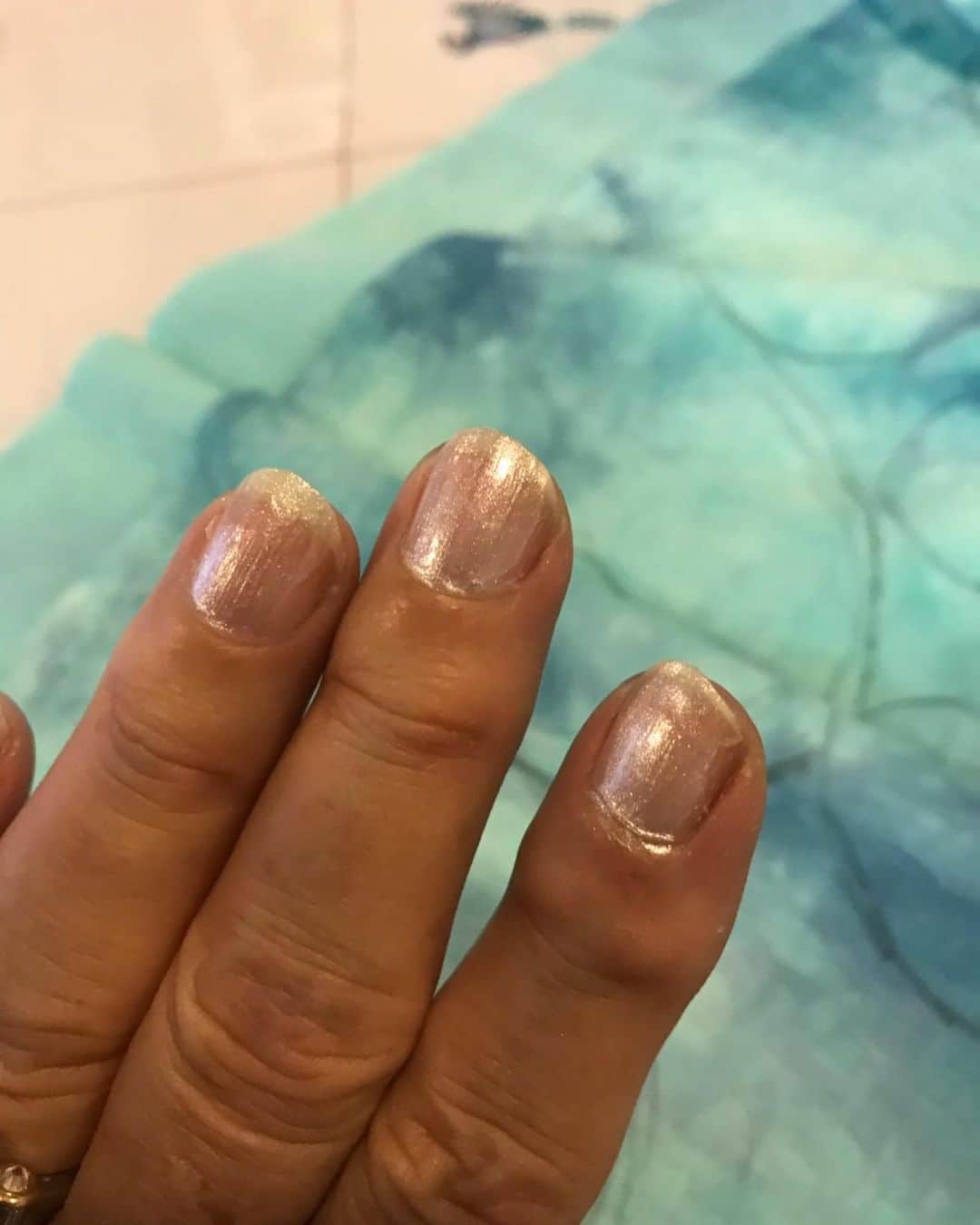 キャシー中島さんのインスタグラム写真 - (キャシー中島Instagram)「*﻿ 2枚目をカットしました。﻿ ﻿ これは海のデザイン。﻿ イルカ、ホヌ、サンゴ、シェル。﻿ 大好きな海の生きものたちをいっぱいカットしました。﻿ ﻿ 一昨日から左手の中指がひどく痛くなりました。﻿ 少し曲がってきたみたい…﻿ #ヘバーデン結節 の症状です😢﻿ ﻿ みなさんから教えていただいたサプリメントを買いました。﻿ 明日から飲みます！﻿ 治ると良いのだけど…」7月22日 21時24分 - official_kathynakajima