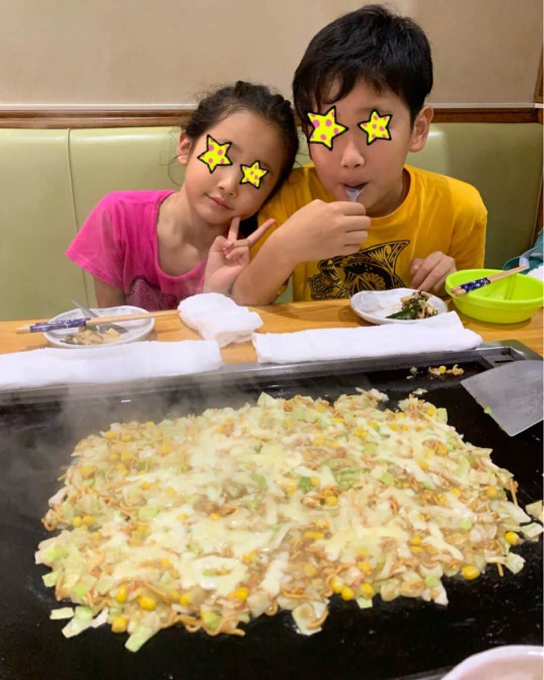 金子貴俊のインスタグラム：「子供達と親友山ちゃんともんじゃへ！ 子供達のもんじゃ愛が凄すぎる！！ これでもかーというほど、最後までもんじゃを頼む(^◇^;)そんなに好きか！！ うん！さすが私の子供達、わたしももんじゃ大好き😘もんじゃ最高！！ #もんじゃ焼き #もんじゃ愛 #monja」
