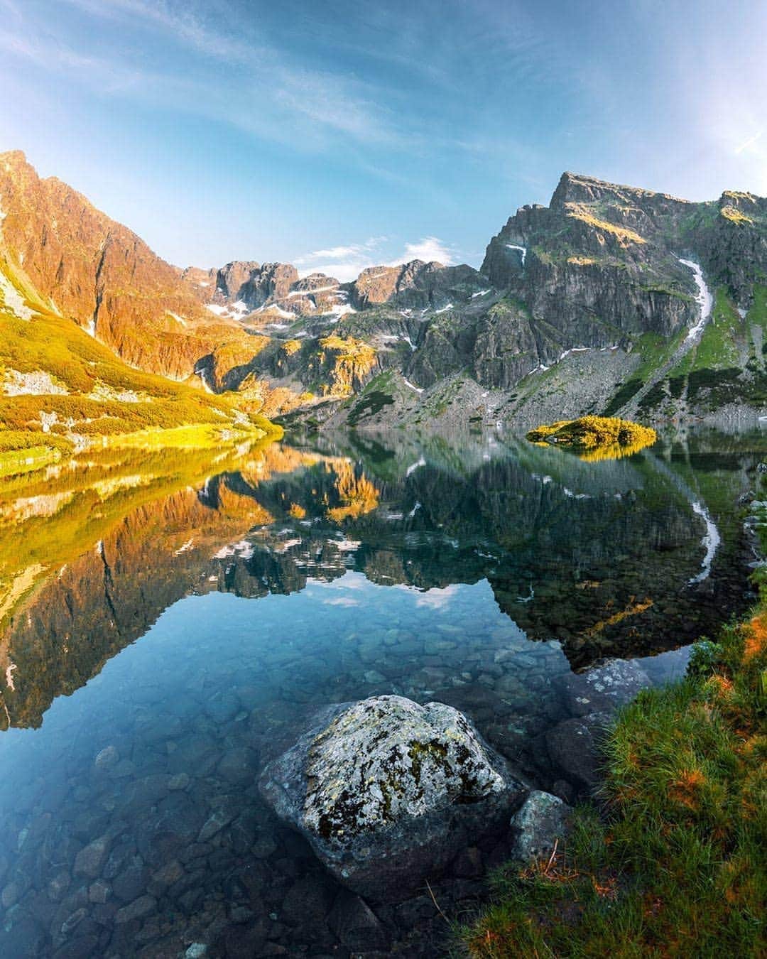 BEAUTIFUL DESTINATIONSさんのインスタグラム写真 - (BEAUTIFUL DESTINATIONSInstagram)「Golden hour in Tatras National Park ☀️ (📷: @mblockk 📍: Tatra National Park, Poland)」7月22日 21時29分 - beautifuldestinations
