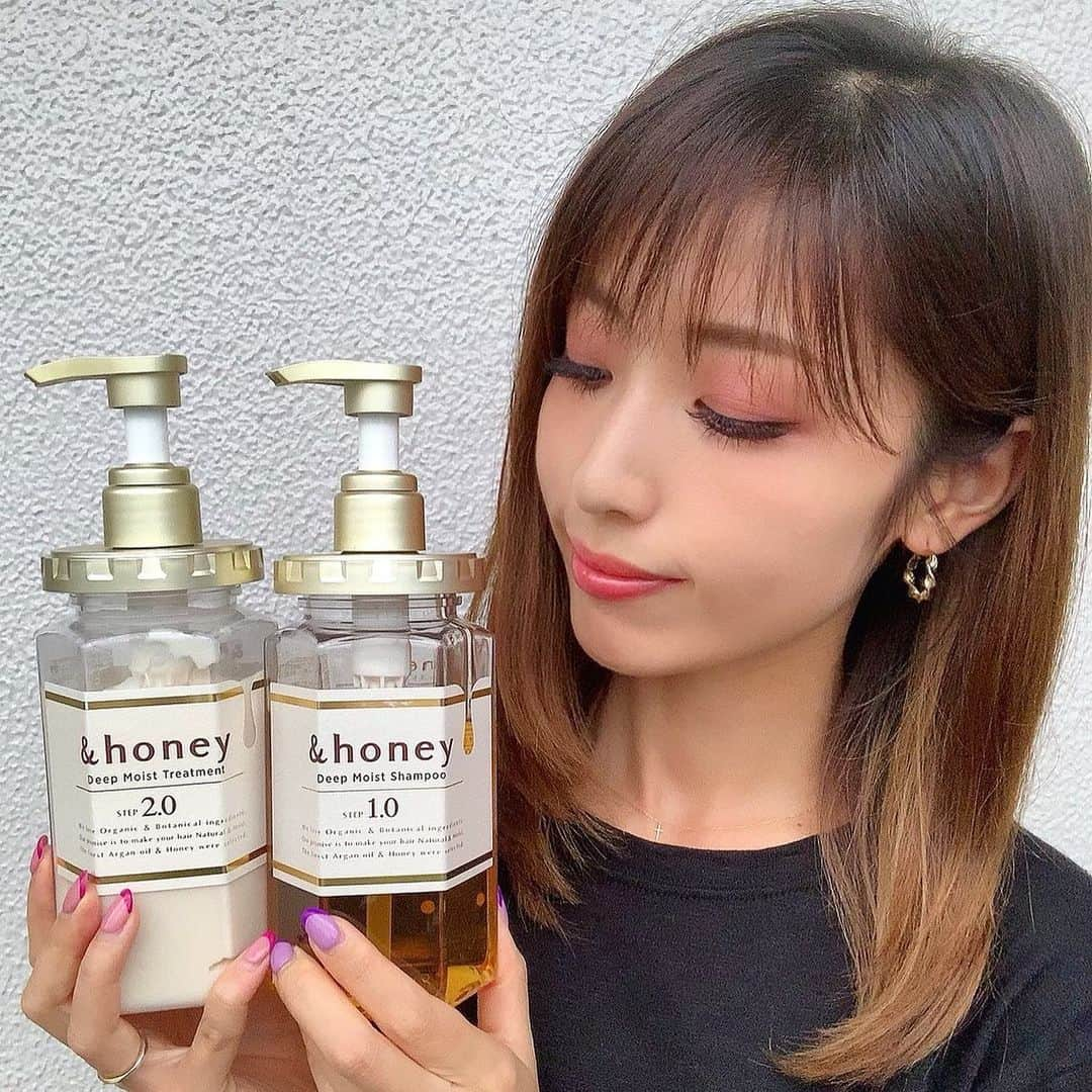 Ayanaさんのインスタグラム写真 - (AyanaInstagram)「. . . 今、愛用しているシャンプーとトリートメント🧴🧡 &honey（アンドハニー）🍯♡ . 市販のシャンプートリートメントだけど本気でお気に入りで、私にはかなり合った！！！ ちなみに細くて柔らかくて、弱い系の髪です😂 . . シャンプーは水分量多めだけど程よいとろみがあって、泡立ちが物凄く良い！！凄く滑らかな泡で、めっちゃ良い！！ 洗いあがりは市販のものによくある特有のギシギシ感なし🙆‍♀️ . . トリートメントは手に出しても形が崩れる事がないかためのこっくりタイプ。 ベタつき大敵なので正直恐る恐る使用しましたが、手に出したテクスチャーとは違ってちゃんと潤いあるしゴテゴテしてない！！ 洗い流すとつるんと滑らかなになる！！ . 本当に潤いがしっかりと感じられて、ドライヤー後から朝起きても、ストンと程よくまとまって、指通りが凄く滑らかでサラサラ〜感動💕 . . ちなみに、はちみつだけっていう香りがちょっと苦手な私ですが、これはほんのりはちみつ感あるけどなんかフローラルさもあって、香りめっちゃ好みでした🤤🧡 使用感も、香りも私の中ではドツボでございました。💕 . . . #アンドハニー #目指せ水分量14パーセントの髪 #はちみつ美容 #はちみつシャンプー #シャンプー #ヘアケア #トリートメント #ヘアスタイル #髪型 #ファッション #メイク #コスメマニア #メイク好きさんと繋がりたい #メイク好き #コスメ好きな人と繋がりたい #コスメ好きさんと繋がりたい #メイク好きな人と繋がりたい #コスメ #化粧品 #instabeauty #今日のメイク #美容垢 #プチプラ #beauty #コスメ垢」7月22日 21時37分 - ayana_218