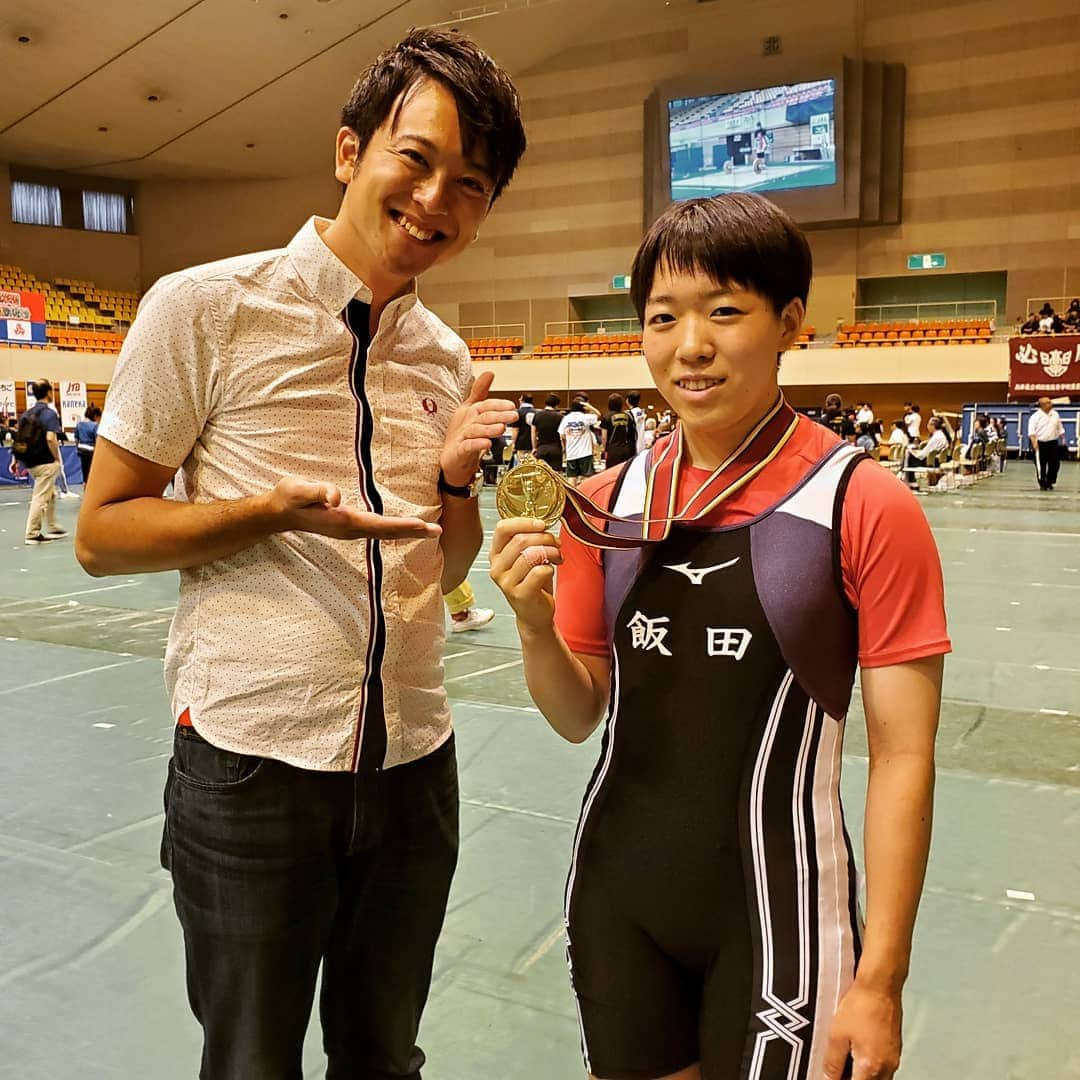 飯田嘉太さんのインスタグラム写真 - (飯田嘉太Instagram)「そしてもう①つ‼  全国高校女子ウエイトリフティング選手権✨ 実質、これがインターハイの位置付けとなる大会です☺  以前取材した飯田高校①年の 山下笑佳選手が㊾kg級で見事優勝🥇  スナッチ67kgとジャーク83kgと 両方①位での優勝でした👏  しかし本人はどこか浮かない表情… 実は自己ベストに全然届かなかったので、 納得いかないとのことでした💥  今年は下半身の強化に臨むということで レベルアップした姿に期待です👍  #スポーツ #取材 #女子ウエイトリフティング #インターハイ #長野県 #松本市 #飯田高校 #山下笑佳 選手 #高校1年にして完全優勝 #おめでとうございます #更なる成長に期待 #石川テレビ #石川さん #LiveNewsit #イイダスポーツ #アナウンサー #announcer #飯田嘉太 #自撮りの際 #飯田顔大きい問題 #カメラ振る姿 #飯田顔険しい問題 #スポーツ好きな人と繋がりたい」7月22日 21時40分 - kabuto_iida