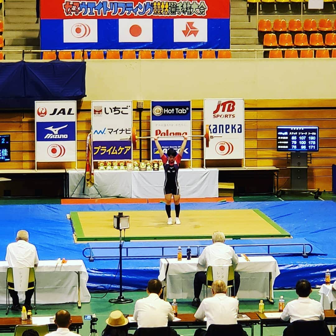 飯田嘉太さんのインスタグラム写真 - (飯田嘉太Instagram)「そしてもう①つ‼  全国高校女子ウエイトリフティング選手権✨ 実質、これがインターハイの位置付けとなる大会です☺  以前取材した飯田高校①年の 山下笑佳選手が㊾kg級で見事優勝🥇  スナッチ67kgとジャーク83kgと 両方①位での優勝でした👏  しかし本人はどこか浮かない表情… 実は自己ベストに全然届かなかったので、 納得いかないとのことでした💥  今年は下半身の強化に臨むということで レベルアップした姿に期待です👍  #スポーツ #取材 #女子ウエイトリフティング #インターハイ #長野県 #松本市 #飯田高校 #山下笑佳 選手 #高校1年にして完全優勝 #おめでとうございます #更なる成長に期待 #石川テレビ #石川さん #LiveNewsit #イイダスポーツ #アナウンサー #announcer #飯田嘉太 #自撮りの際 #飯田顔大きい問題 #カメラ振る姿 #飯田顔険しい問題 #スポーツ好きな人と繋がりたい」7月22日 21時40分 - kabuto_iida