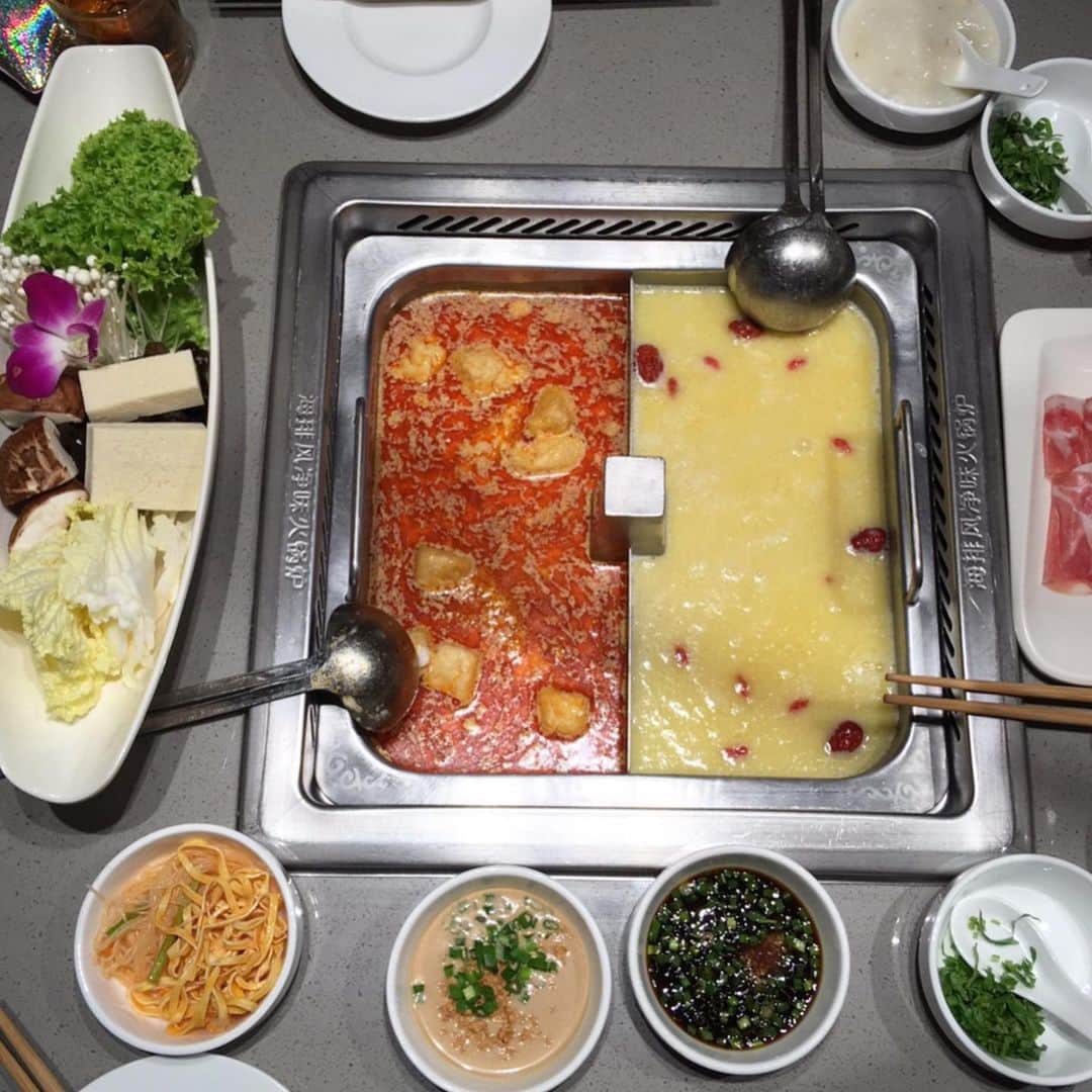 大西蘭さんのインスタグラム写真 - (大西蘭Instagram)「・ サービス過剰で有名な（笑）火鍋のお店🥘 Haidilao Hot Pot🥘 ・ 待ち時間の間にはポップコーンやスナック菓子、ドリンクのサービス🥤🍿 女性にはネイルも無料でしてくれます💅 ・ 薬味のコーナーには、スイカ、メロン、ロンガン、豆花などのフルーツやデザート🍮 ・ 麺打ちのパフォーマンスに、突然始まる中国伝統芸能 変面のショー！ ・ しかもこのパフォーマンスをしている男性が、お面をとったらイケメン🤩目の保養までできました🤩笑 ・ ・ #haidilaohotpot #haidilao #海底捞火锅 #nottoday #ハイディーラオ #ハイディラオ #シンガポール暮らし #シンガポールグルメ」7月22日 21時52分 - onishiran