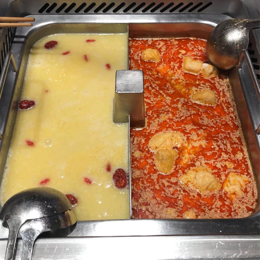 大西蘭さんのインスタグラム写真 - (大西蘭Instagram)「・ サービス過剰で有名な（笑）火鍋のお店🥘 Haidilao Hot Pot🥘 ・ 待ち時間の間にはポップコーンやスナック菓子、ドリンクのサービス🥤🍿 女性にはネイルも無料でしてくれます💅 ・ 薬味のコーナーには、スイカ、メロン、ロンガン、豆花などのフルーツやデザート🍮 ・ 麺打ちのパフォーマンスに、突然始まる中国伝統芸能 変面のショー！ ・ しかもこのパフォーマンスをしている男性が、お面をとったらイケメン🤩目の保養までできました🤩笑 ・ ・ #haidilaohotpot #haidilao #海底捞火锅 #nottoday #ハイディーラオ #ハイディラオ #シンガポール暮らし #シンガポールグルメ」7月22日 21時52分 - onishiran