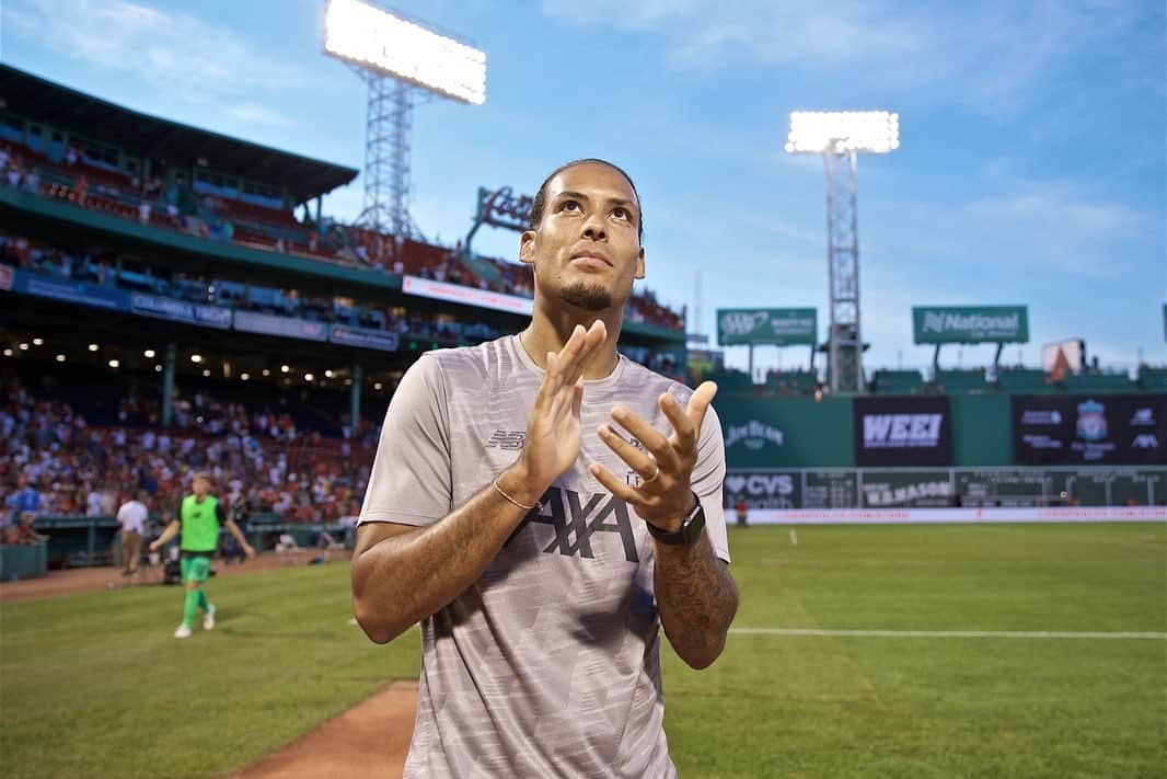 ビルヒル・ファン・ダイクさんのインスタグラム写真 - (ビルヒル・ファン・ダイクInstagram)「What an iconic stadium to play in, Thank you Boston 😁 See you soon New York! 🗽🇺🇸」7月22日 21時52分 - virgilvandijk