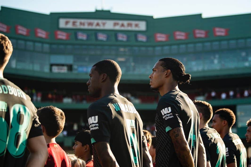 ビルヒル・ファン・ダイクさんのインスタグラム写真 - (ビルヒル・ファン・ダイクInstagram)「What an iconic stadium to play in, Thank you Boston 😁 See you soon New York! 🗽🇺🇸」7月22日 21時52分 - virgilvandijk