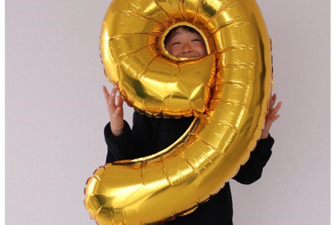 田中亜希子さんのインスタグラム写真 - (田中亜希子Instagram)「毎年恒例の長男の誕生日はメロン🍈  切ってまさかの赤肉でトロピカル！  あっという間に9歳です。 元気に育ってくれてありがとう😊 ＃誕生日#長男#バースデーケーキ #happybirthday #9歳#おめでとう#おうちスイーツ #メロン#フルーツポンチ」7月22日 21時44分 - akiico