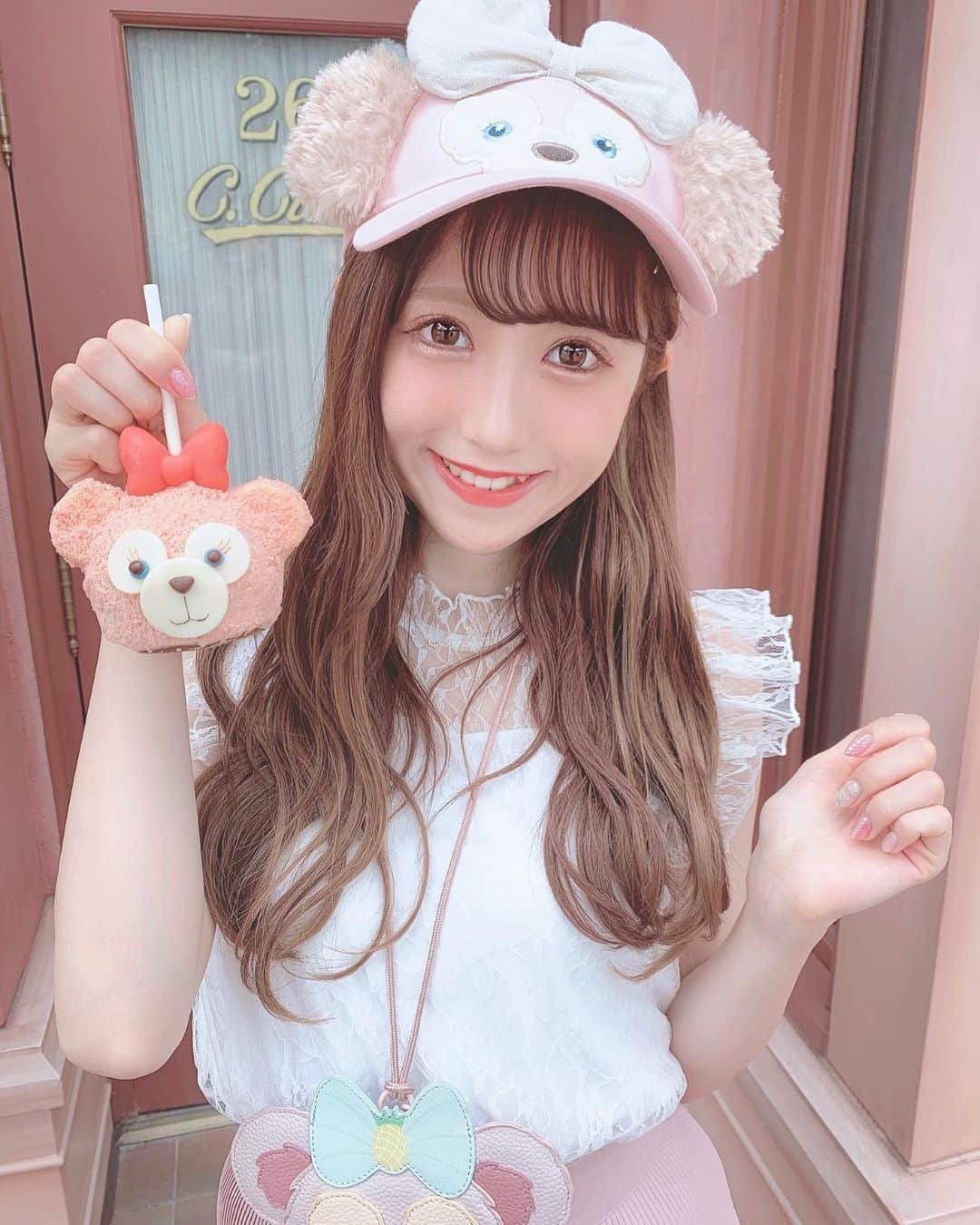 田口未彩のインスタグラム：「❤︎ . . これりんご飴なんだけどね キャラメルとチョコレートと 砂糖みたいなのがついてて めちゃめちゃ美味しくて 3個も食べちゃったのー😊❤︎ . お家で作ってみようと計画中❤︎ . . #上海ディズニー #上海ディズニーランド #グリーティング #キャラグリ #ステラルー #ディズニーシー #duffyandfriends #ぬいぐるみ #shelliemay #duffy #上海 #上海旅行 #ウェーブヘア #オレンジメイク #シェリーメイ #ダッフィー #ダフメイ #シースルー前髪 #シースルーバング #ヘアアレンジ #ディズニーランド #ディズニー #ディズニーリゾート #インスタ映え #映え」
